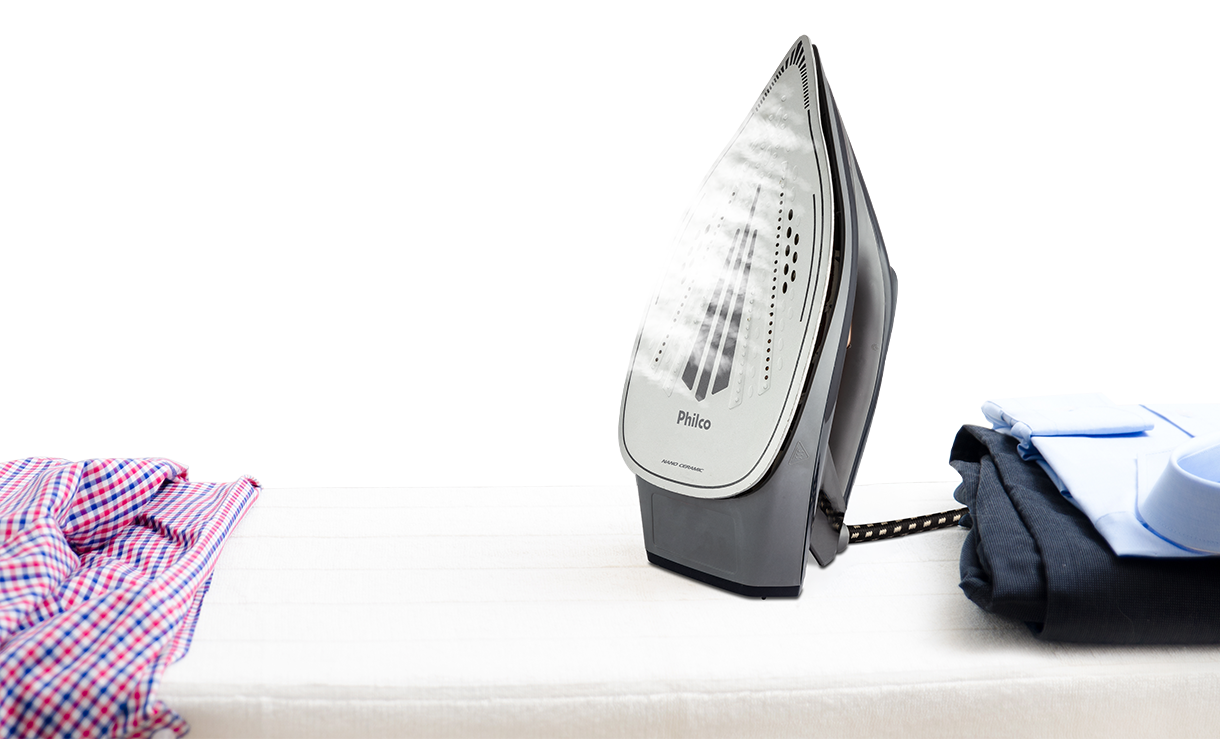 Ferro PFV3500AZ e roupas dobradas sobre tábua de passar